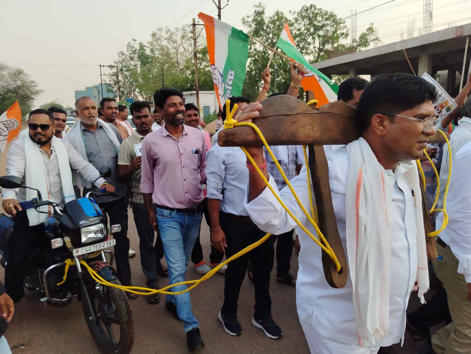 महंगाई के खिलाफ कांग्रेस का हल्ला बोल: धमधा में मोटरसाइकिल को बैलों की तरह खींचकर जताया विरोध, 20 मई तक चलेगा चरणबद्ध आंदोलन