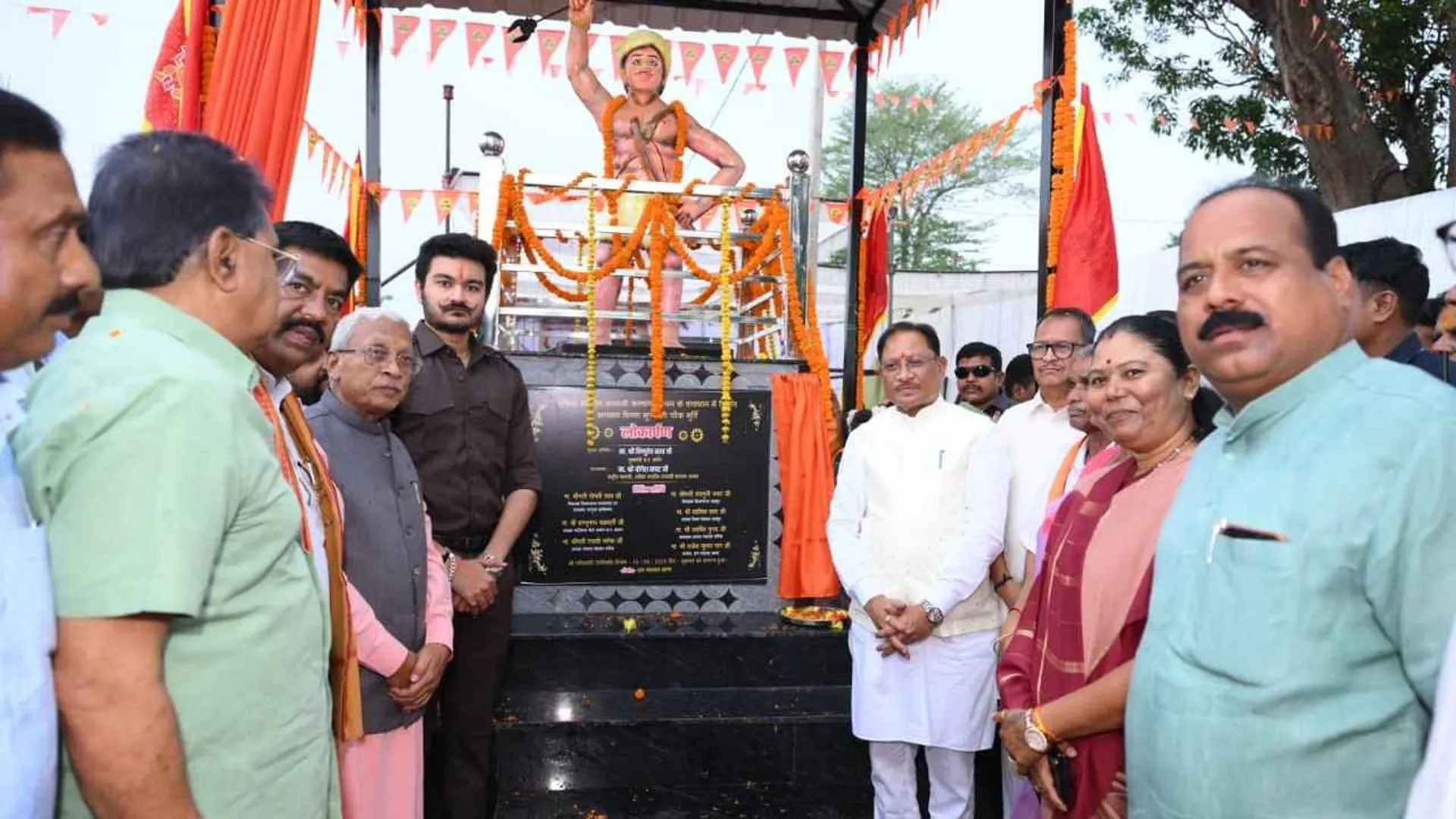 मुख्यमंत्री साय ने किया भगवान बिरसा मुंडा की प्रतिमा का अनावरण, डोंडराही अब ‘बिरसा मुंडा चौक’ के नाम से जाना जाएगा