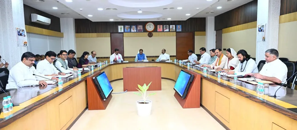 छत्तीसगढ़ कैबिनेट के ऐतिहासिक फैसले: अब ग्रामीणों को 125 दिन रोजगार की गारंटी, 'अटल हाट' और बायोगैस नीति से बदलेगी गांवों की सूरत