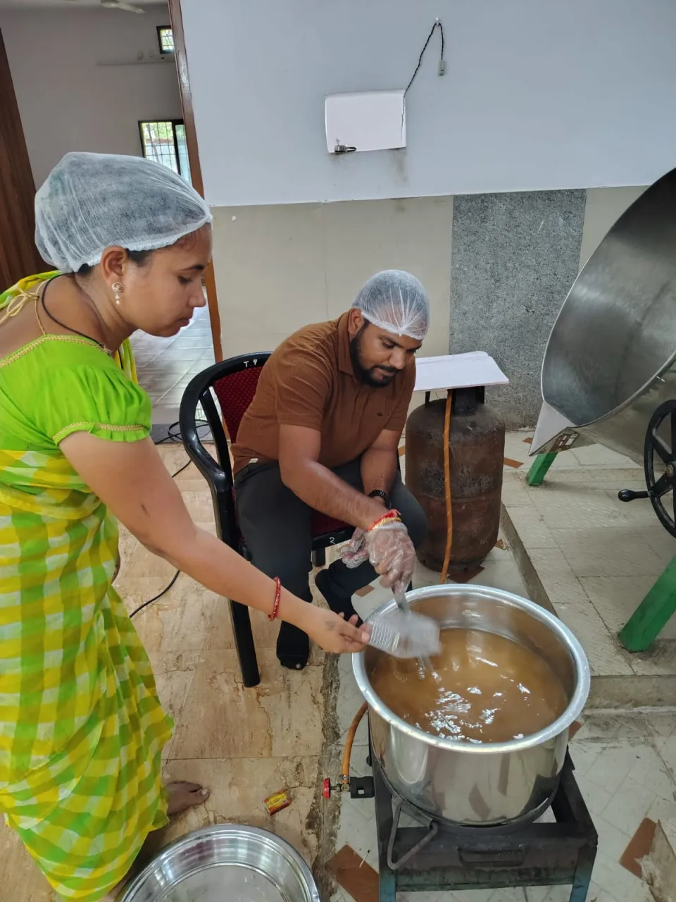 महुआ से समृद्धि कौरिनभाठा वन धन विकास केंद्र में उत्पाद तैयार करती महिलाएं