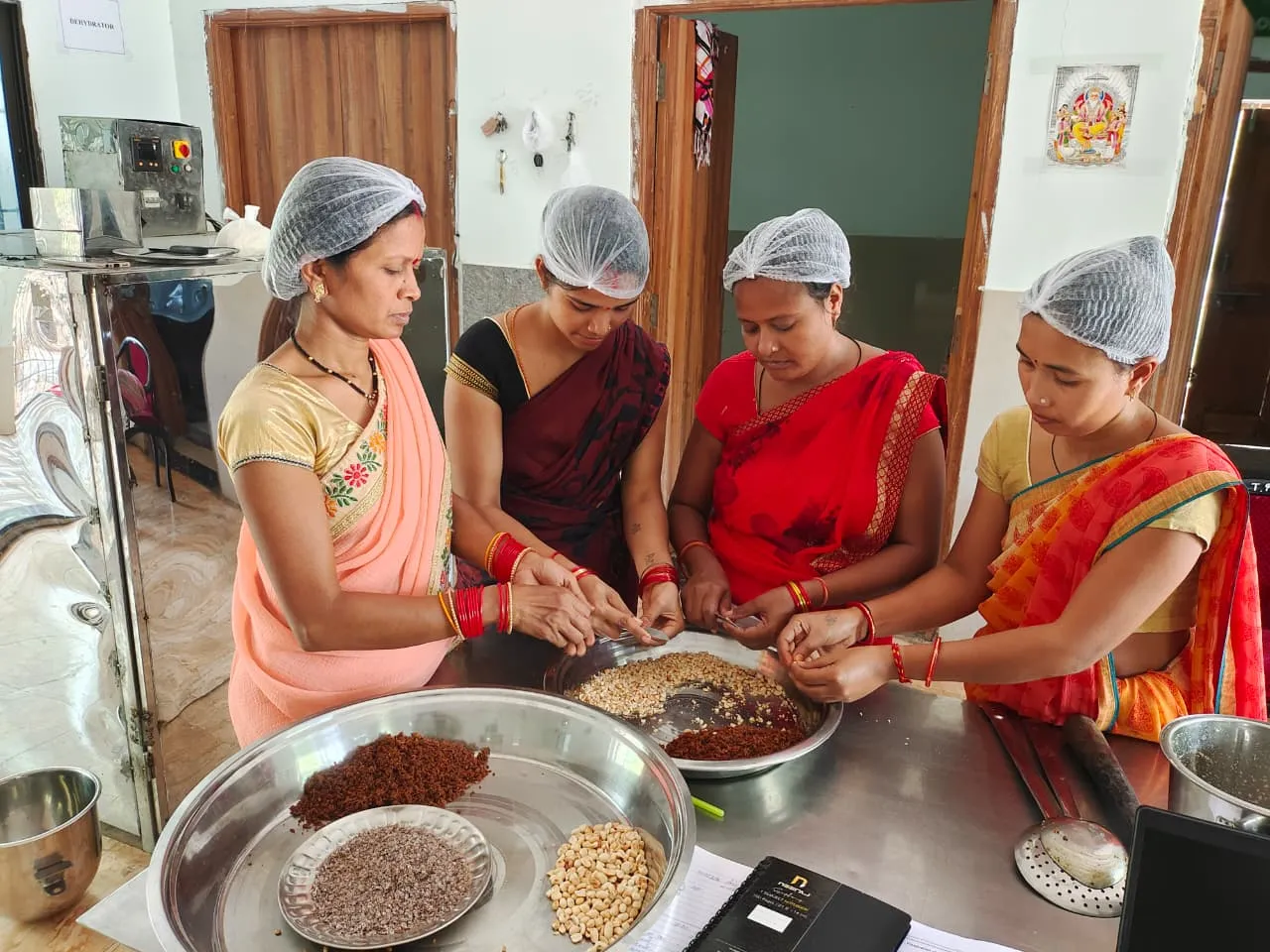महुआ से समृद्धि: कौरिनभाठा की आदिवासी महिलाओं ने 1.26 करोड़ का कारोबार कर दिखाई आत्मनिर्भरता की राह