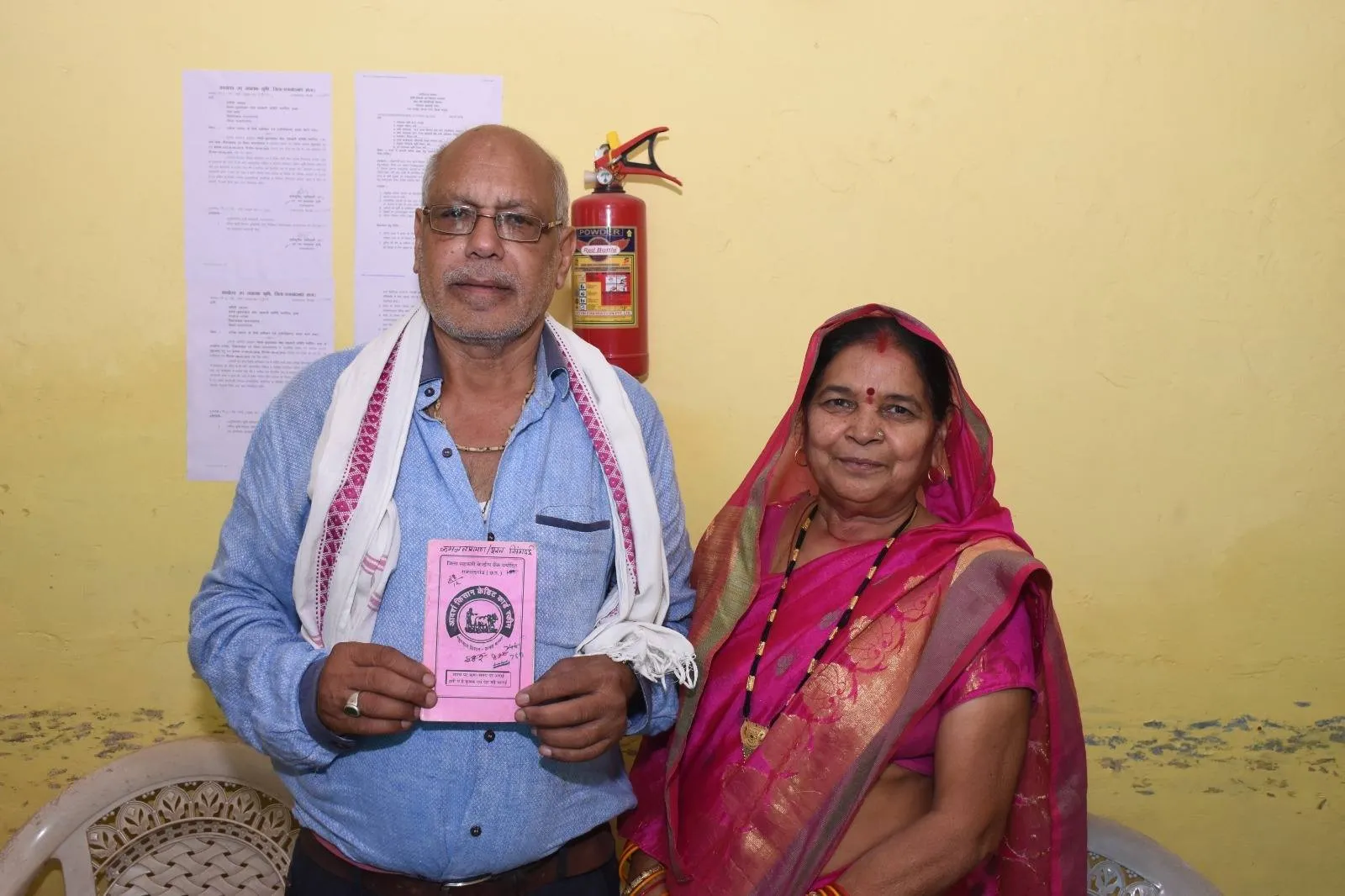 राजनांदगांव में खाद वितरण करते किसान और सोसायटी का दृश्य
