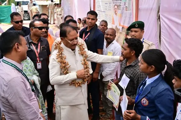 सुशासन तिहार कोंडागांव: मुख्यमंत्री विष्णु देव साय ने तेंदूपत्ता संग्राहकों से की मुलाकात