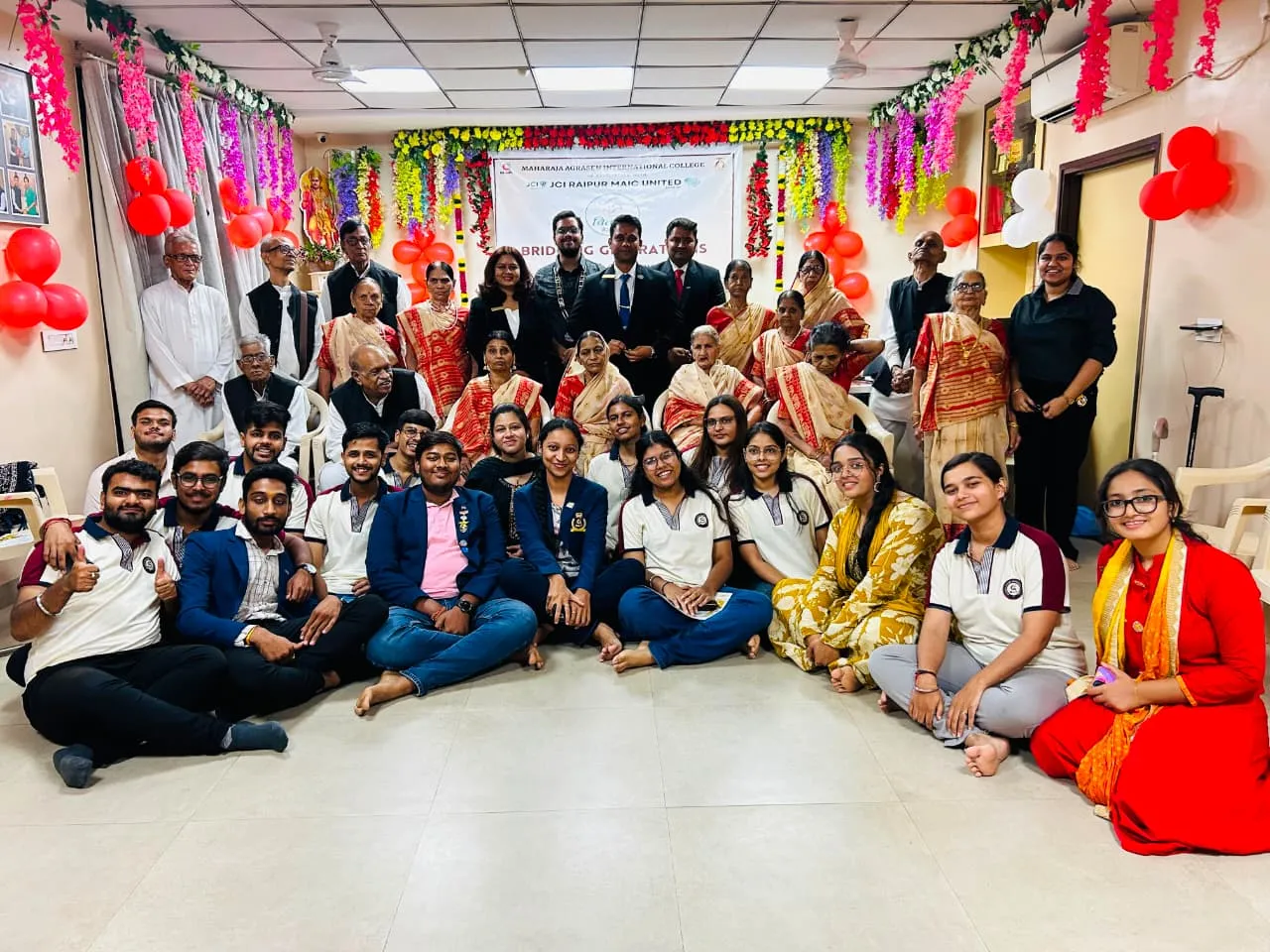 चितवन वृद्धाश्रम में जेसीआई सदस्यों ने बांटी खुशियां, बुजुर्गों संग बिताए यादगार पल