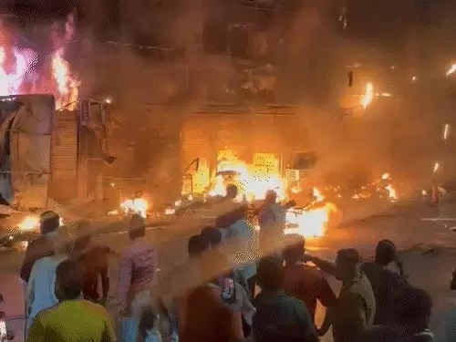 धूं-धूं कर जला तेलीबांधा का हार्डवेयर स्टोर, जान बचाने दूसरी मंजिलों से कूदे लोग