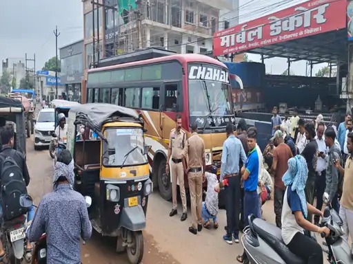 रायपुर में रोंगटे खड़े कर देने वाला हादसा: बस ने स्कूटी को 15 फीट तक घसीटा, बाल-बाल बचे पिता और मासूम