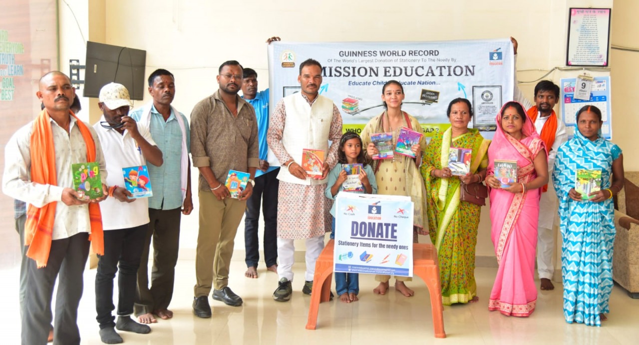 लखनपुर: स्टेशनरी दान अभियान में शामिल हुए मंत्री राजेश अग्रवाल, बोले- संसाधनों के अभाव में न छूटे किसी बच्चे की पढ़ाई