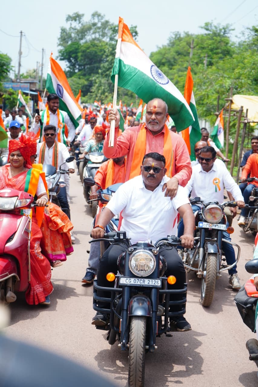 तिरंगा यात्रा से गूंजा दुर्ग ग्रामीण: विधायक ललित चंद्राकर ने किया नेतृत्व, बोले- 140 करोड़ भारतीयों को एक सूत्र में बांधता है राष्ट्रीय ध्वज