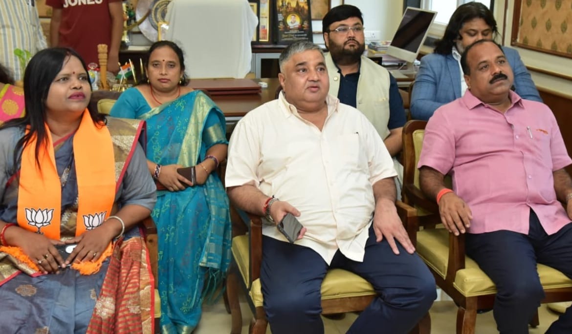 पर्यटन मंत्री राजेश अग्रवाल ने रायपुर आवास पर अंबिकापुर महापौर मंजूषा भगत के साथ सुना पीएम मोदी का संबोधन