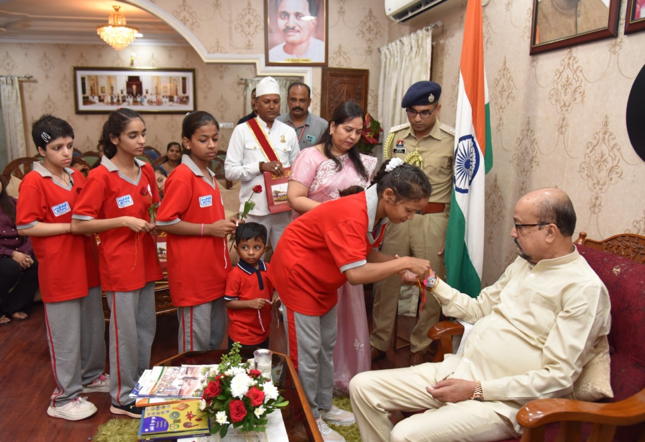 कोपल वाणी और मिनी मार्वेल्स के बच्चों ने राज्यपाल रमेन डेका को बांधी हस्तनिर्मित राखियां
