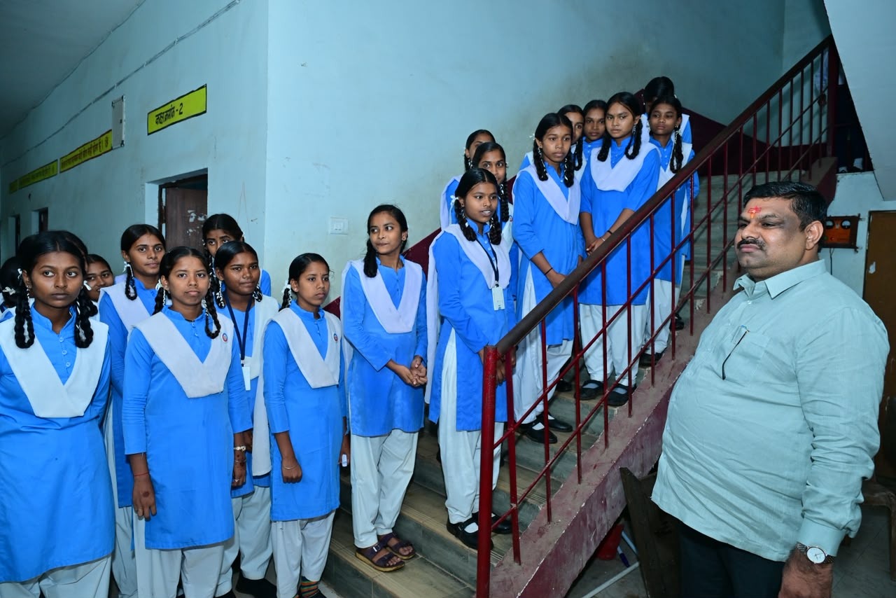 पाटन के तर्रीघाट स्कूल पहुंचे शिक्षा मंत्री गजेंद्र यादव, बच्चों की मांग पर डोमशेड और लैब सामग्री देने के दिए निर्देश