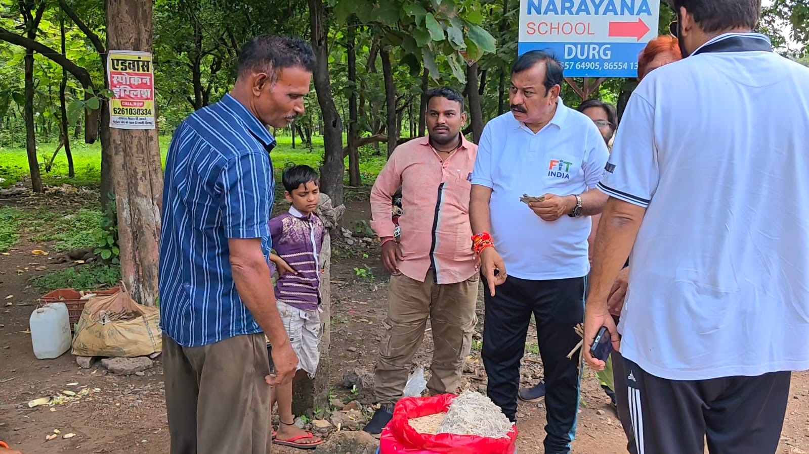 दुर्ग सांसद विजय बघेल ने सड़क किनारे खरीदा फूटू, 1200 रुपए किलो चुकाई कीमत