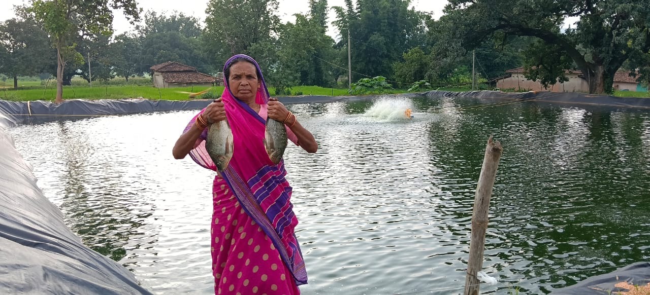 पीएम मत्स्य संपदा योजना से बदली किस्मत, करीचलगली की महिला ने शुरू किया स्वरोजगार