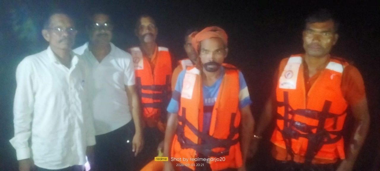 सूरजपुर में उफनती नदी के बीच चट्टान पर फंसी जान, प्रशासन और DDRF की टीम ने जोखिम उठाकर निकाला बाहर