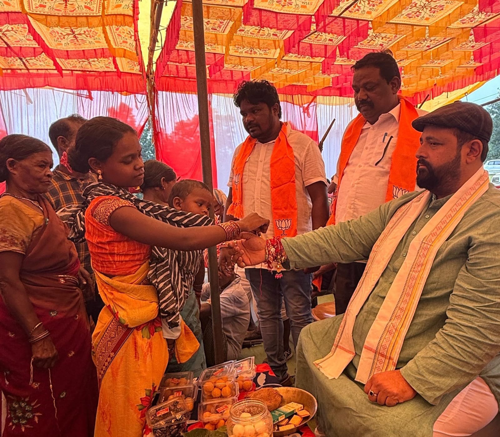 जशपुर में पहाड़ी कोरवा बहनों ने प्रबल प्रताप सिंह जूदेव को बांधी राखी