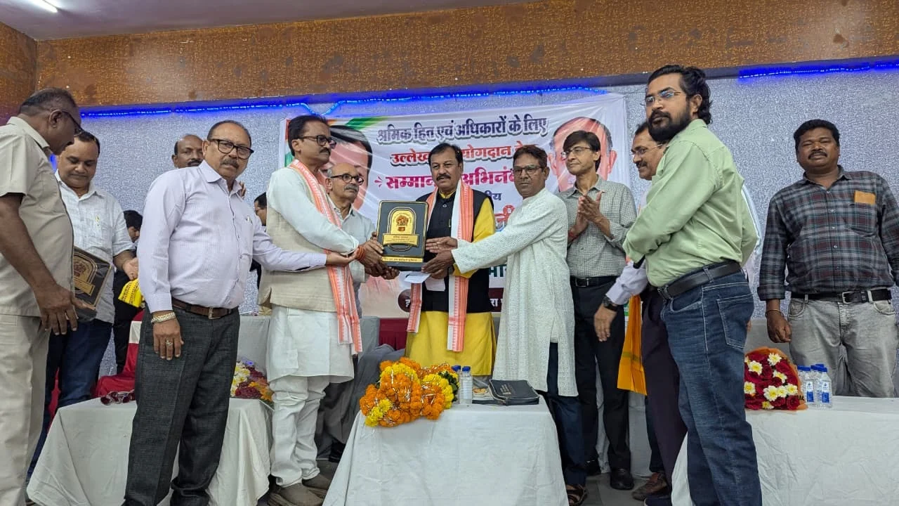 श्रमिक मुद्दों पर पहल के लिए सांसद विजय बघेल का सम्मान