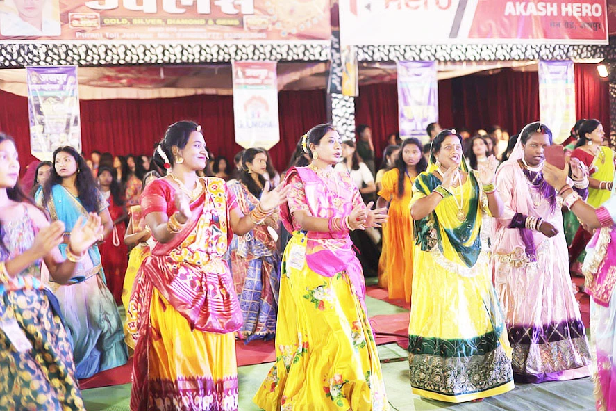 जशपुर गरबा महोत्सव के आठवें दिन उमड़ा जनसैलाब स्वच्छता के संदेश पर झूमे प्रतिभागी