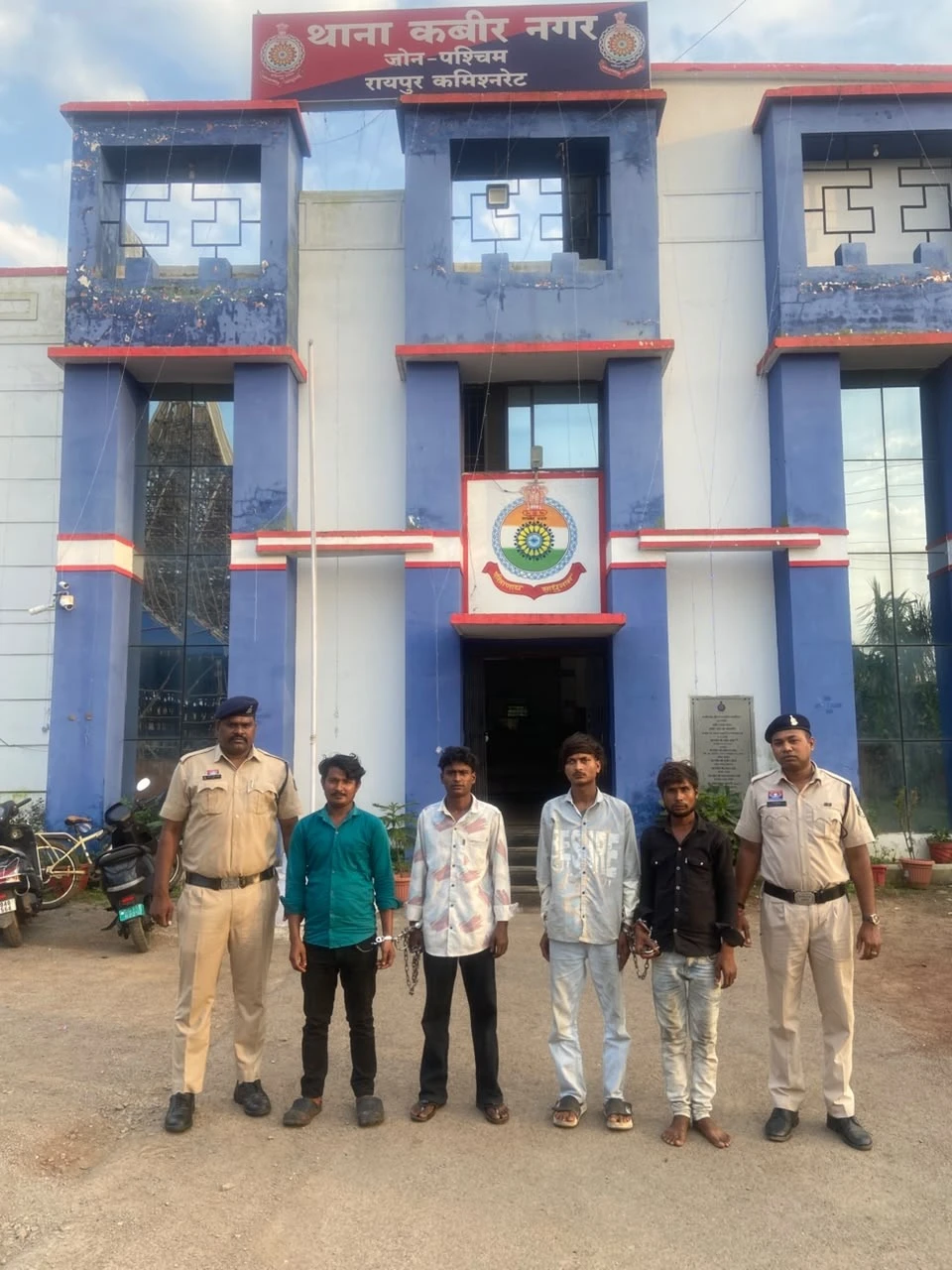 रायपुर पश्चिम में पुलिस का तगड़ा प्रहार 57 वारंटी गिरफ्तार 50 किलो गांजा व भारी मात्रा में शराब जब्त