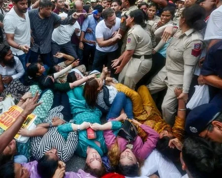 चुनाव आयोग के खिलाफ प्रदर्शन पर घिरी कांग्रेस, राहुल गांधी पर लगा महिला पुलिसकर्मी से बदसलूकी का आरोप