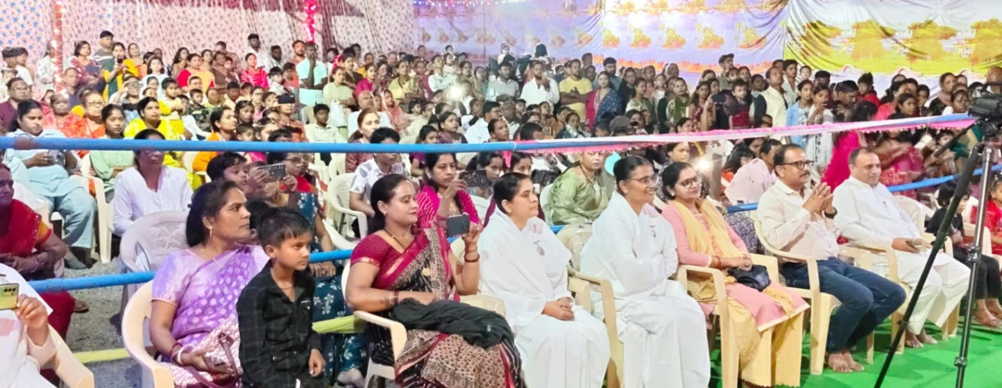 ब्रह्माकुमारीज की चैतन्य देवियों की झांकी में श्रद्धालुओं की भीड़