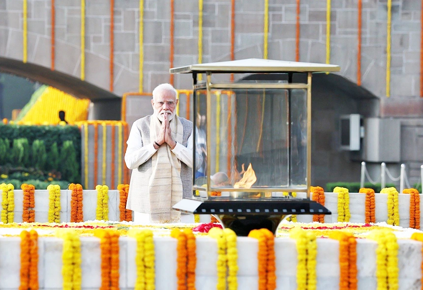 गांधी और शास्त्री की जयंती पर प्रधानमंत्री नरेंद्र मोदी ने राजघाट और विजय घाट जाकर दी श्रद्धांजलि