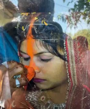 बाड़ी में मिला नव विवाहिता का शव