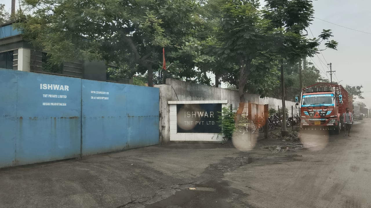 ईश्वर इस्पात कम्पनी द्वारा रोड़ पर अवैध कब्जा: पार्षद बेदराम साहू