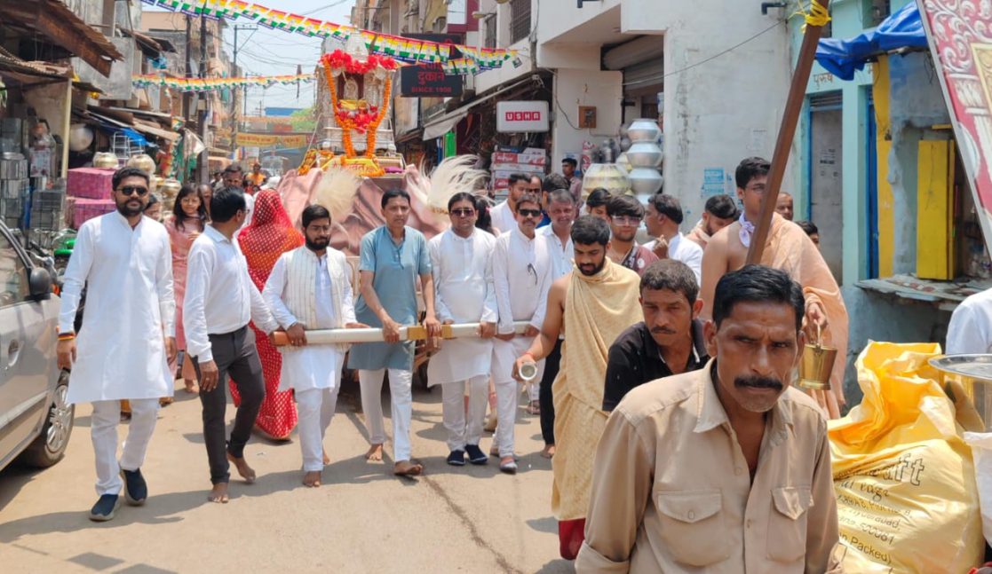भगवान महावीर स्वामी जन्मकल्याणक के अवसर पर जैन समाज द्वारा धुम-धाम से निकाली गई भव्य शोभायात्रा