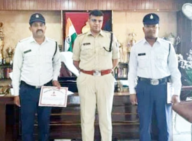 पुलिस कर्मचारियों का किया गया सम्मान