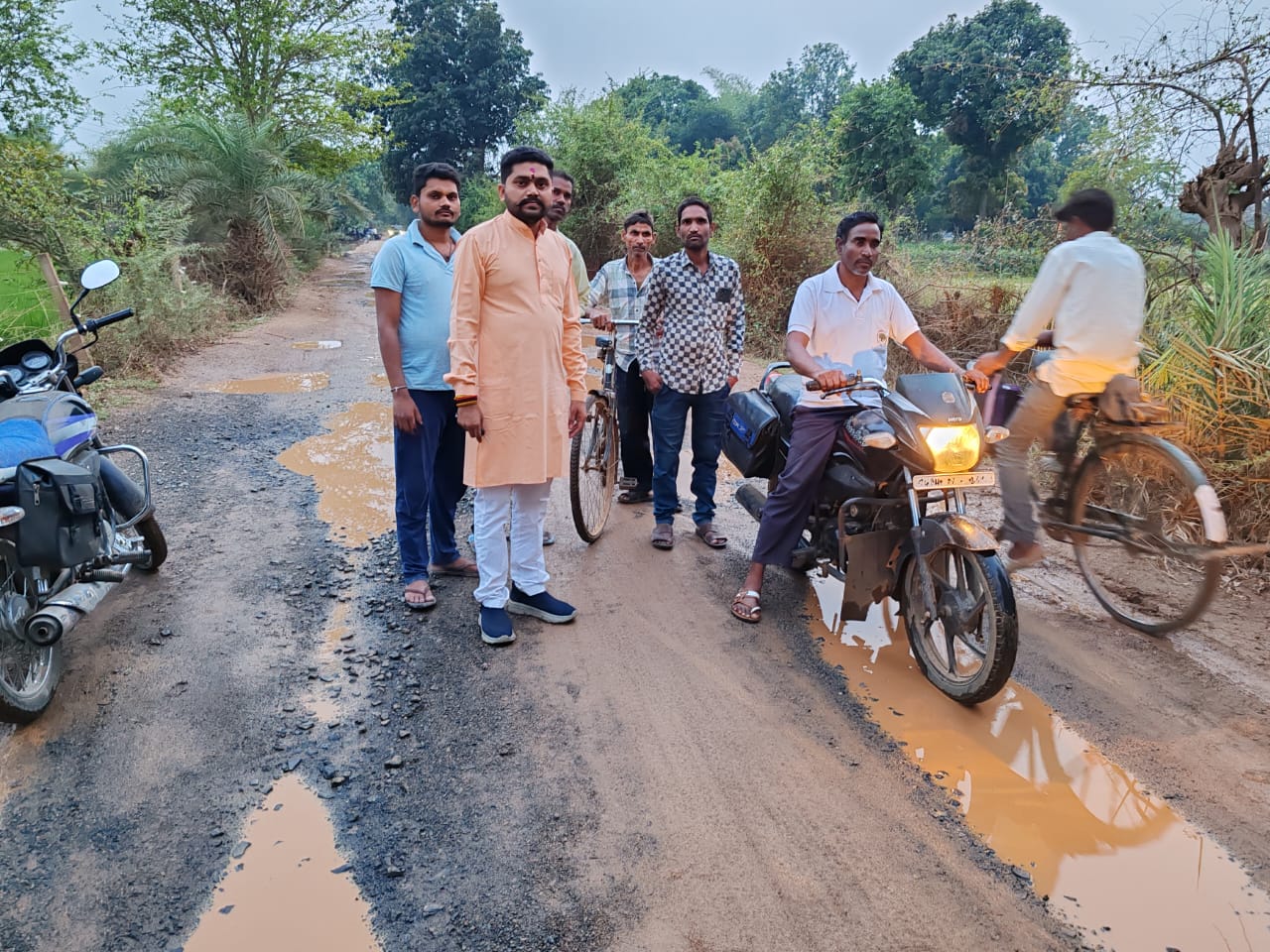 साराडीह से बरौंडा बाजार, बमहनी से चिंगरौद, बमहनी से नादगांव, रोड पर जगह-जगह बड़े-बड़े गड्ढे से लोगों को हो रही परेशानी : असवंत तुषार साहू