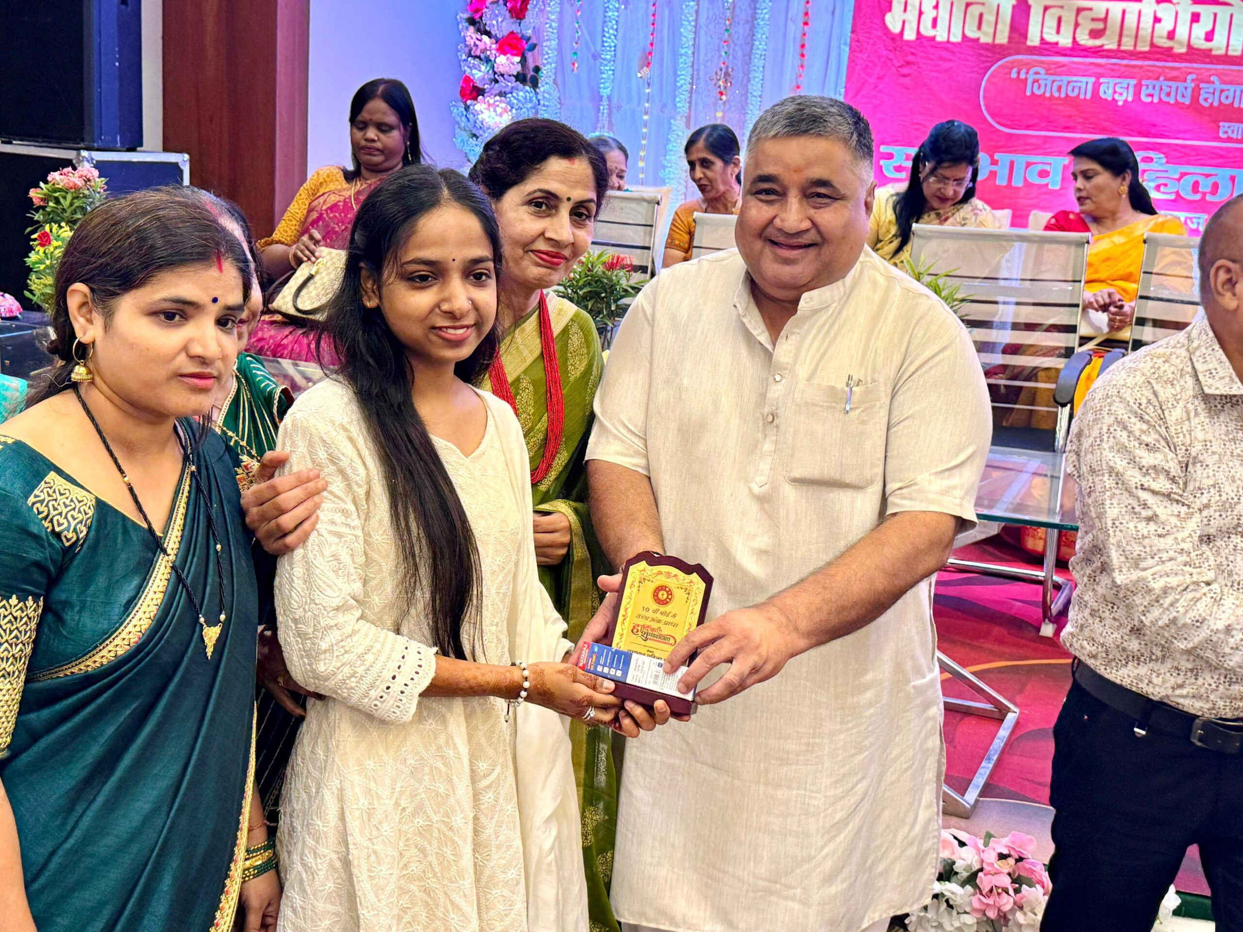 समभाव महिला मंच ने मेधावी विद्यार्थियों का किया सम्मान, अंबिकापुर विधायक राजेश अग्रवाल रहे मुख्य अतिथि