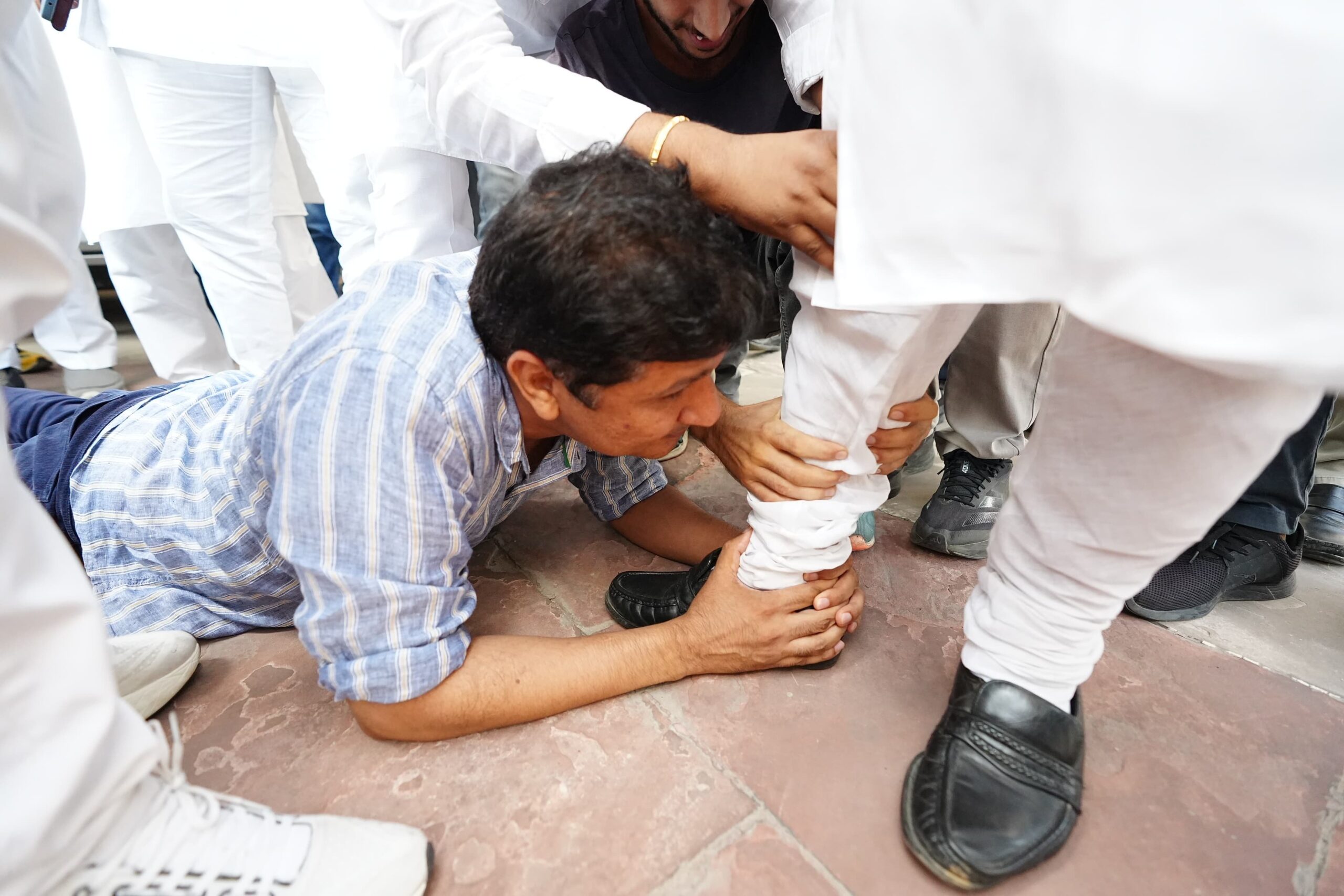 दिल्ली की मुख्यमंत्री आतिशी ने भाजपा नेता की गाड़ी में बैठकर मचाया हंगामा, सौरभ भारद्वाज ने पैर पकड़ा