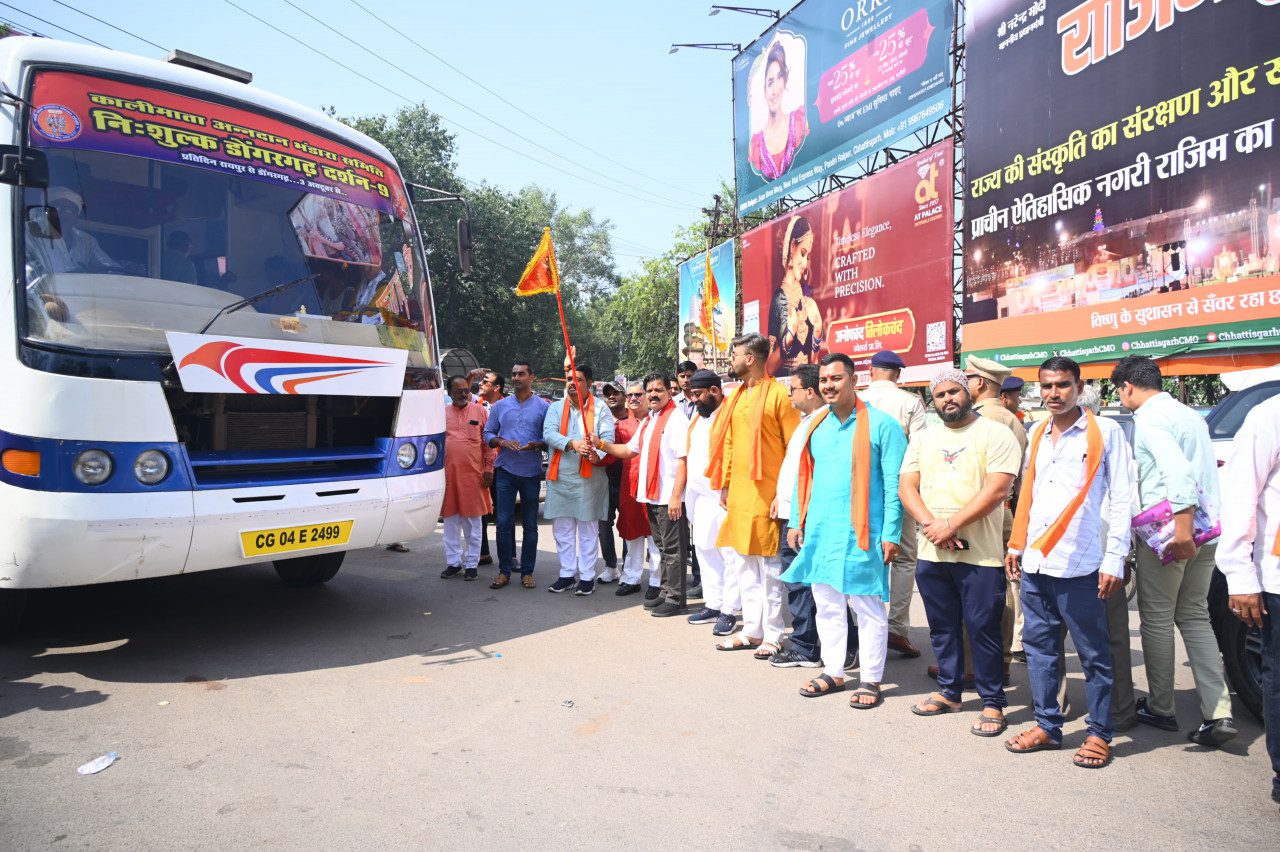 उपमुख्यमंत्री विजय शर्मा ने डोंगरगढ़ मां बम्लेश्वरी यात्रा के लिए श्रद्धालुओं की बस को हरी झंडी दिखा किया रवाना