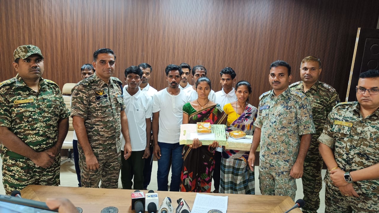 जिला सुकमा में 43 लाख के इनामी 9 हार्डकोर नक्सलियों ने किया आत्मसमर्पण, छत्तीसगढ़ पुलिस की बड़ी कामयाबी