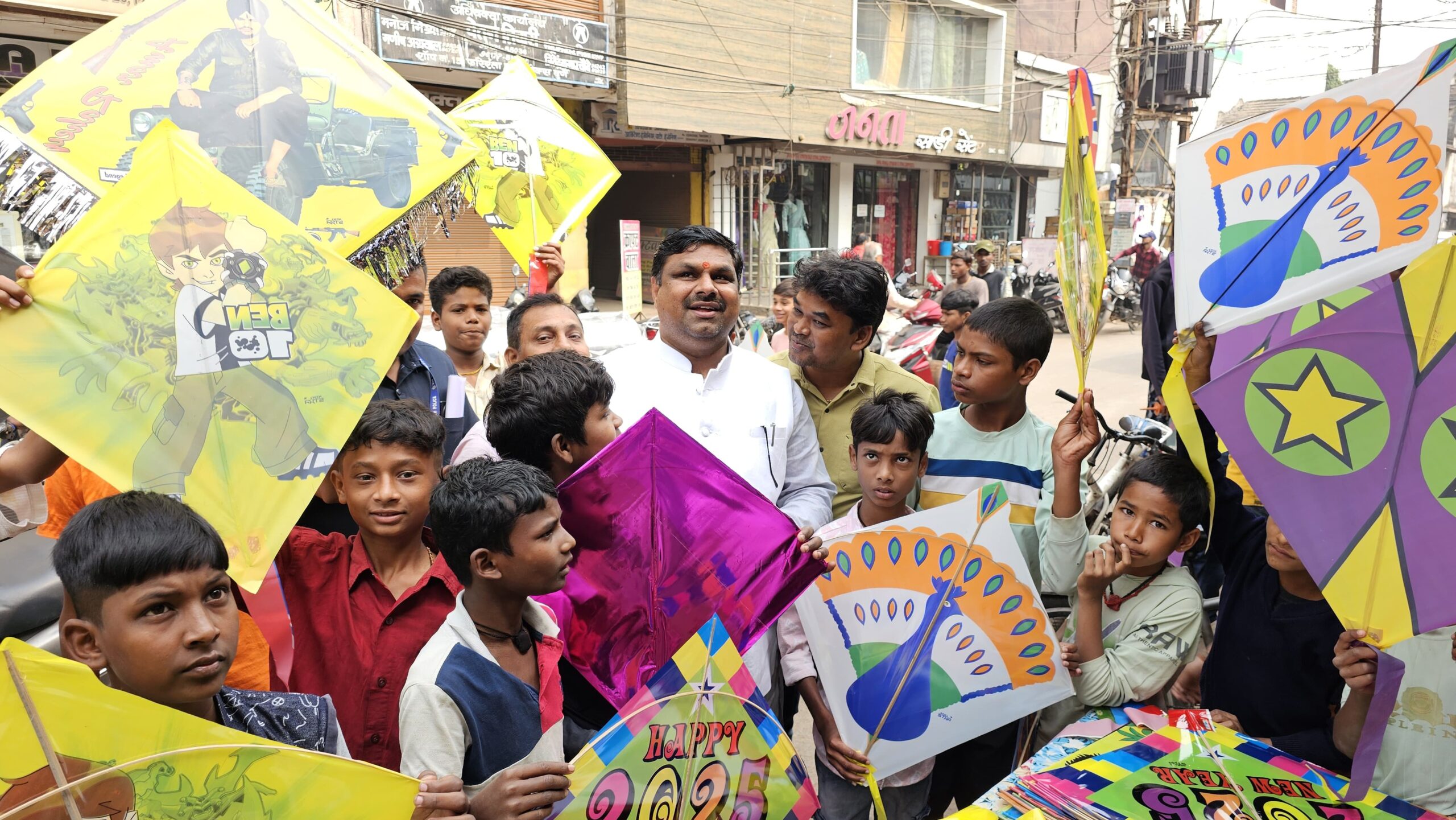 मकर संक्रांति पर बच्चों को खुशियों की पतंग, विधायक गजेन्द्र यादव ने बढ़ाई पर्व की मिठास