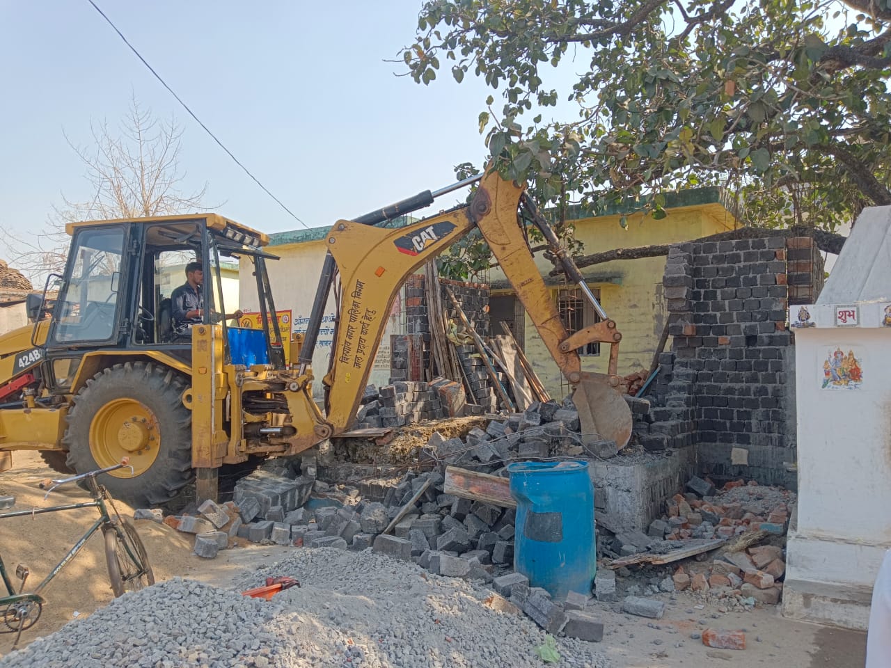 शंकर नगर स्थित जोन कार्यालय गार्डन के पास नाले पर बना अवैध निर्माण ढहा, जुर्माना लगाने के निर्देश
