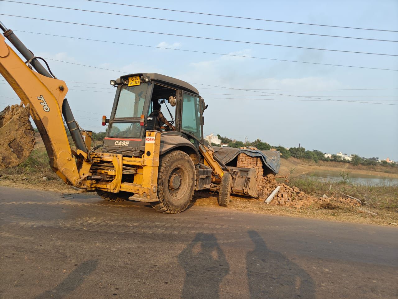 पीएचसी के लिए आरक्षित जमीन पर हुआ अतिक्रमण हटा, दतरेंगा में गिराई बाउंड्रीवाल, डोमा में तालाब किनारे से कब्जा हटाया