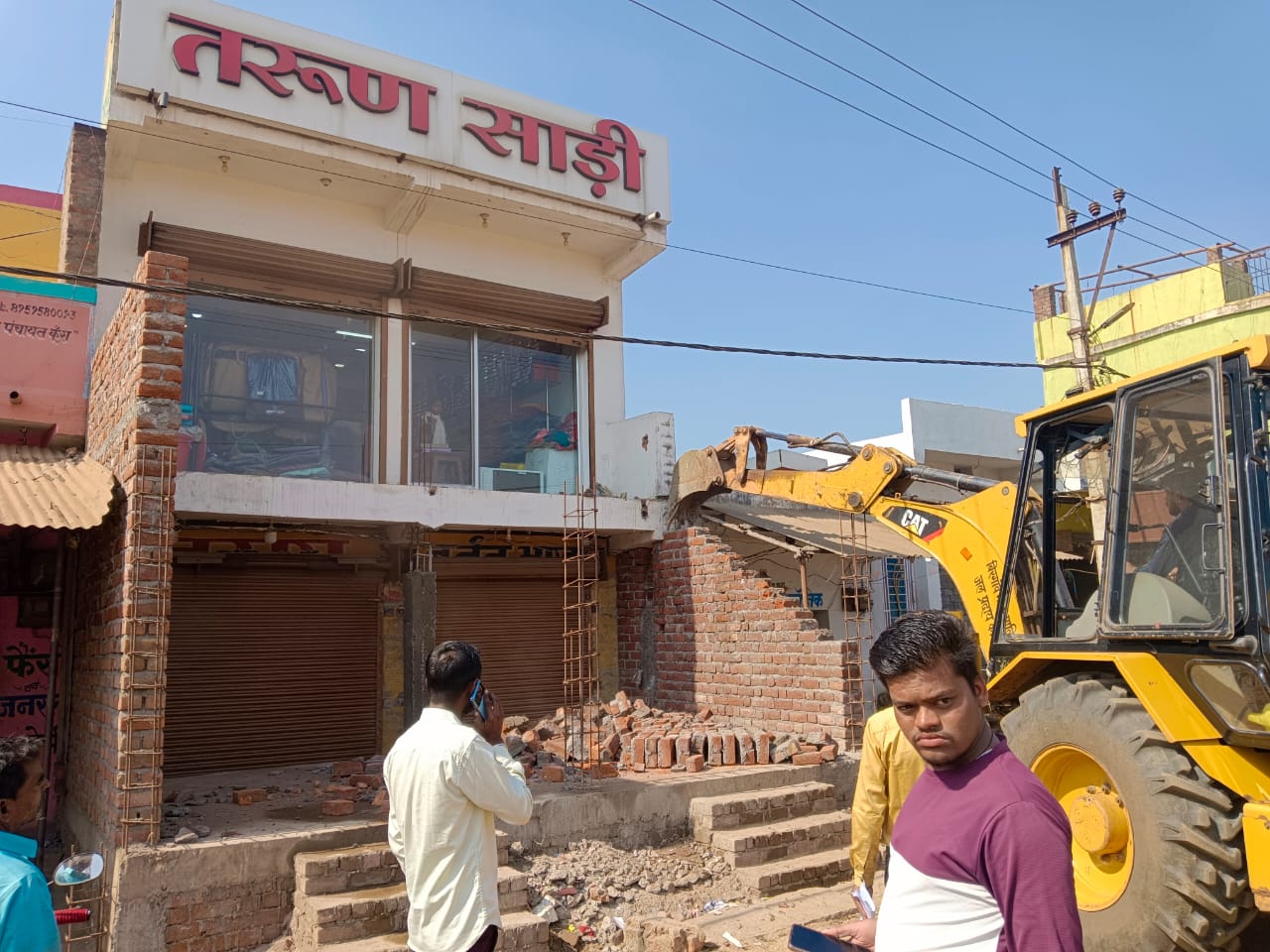 जिले में अवैध अतिक्रमण के खिलाफ प्रशासन का कड़ा रुख, कुरा नगर पंचायत में हुई बड़ी कार्रवाई