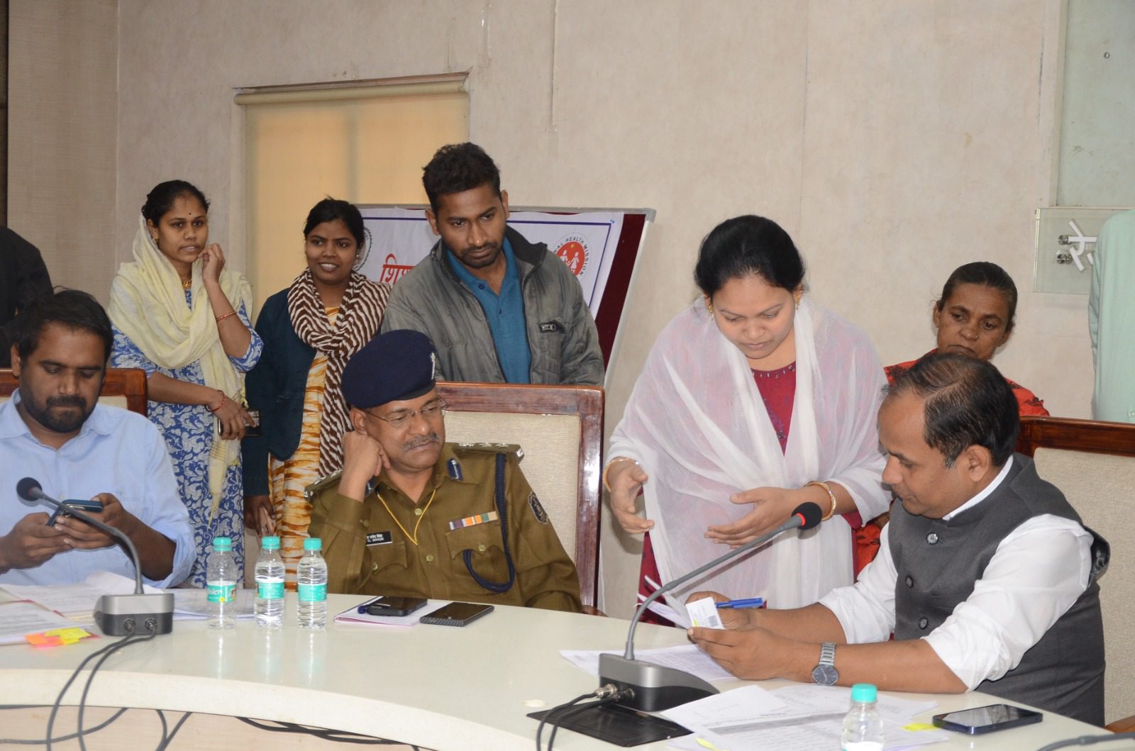 कलेक्टर डॉ. गौरव सिंह ने जनदर्शन के माध्यम से सुनीं आम लोगों की समस्याएं, दिए त्वरित निराकरण के निर्देश