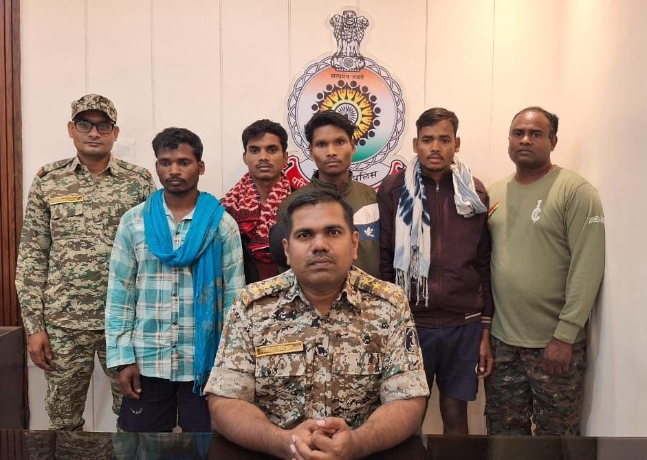 चिंतागुफा क्षेत्र में पुलिस ने 4 नक्सलियों को किया गिरफ्तार