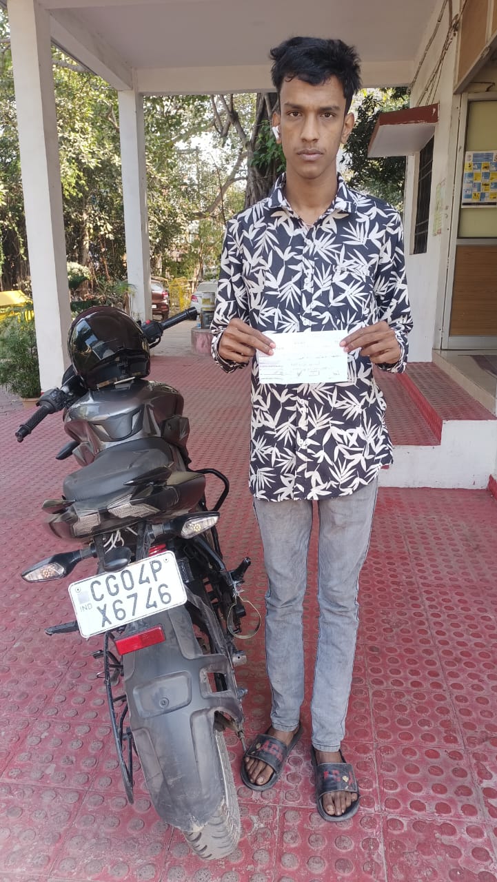 कलेक्टर गौरव सिंह ने तेज आवाज में बाइक दौड़ाने वाले युवक पर की सख्त कार्रवाई, 5 हजार का जुर्माना