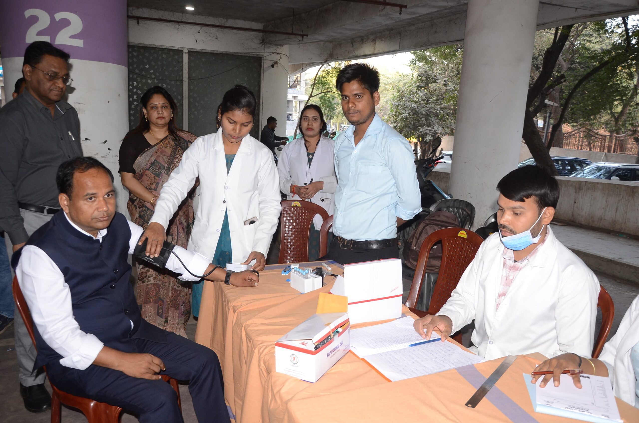 कलेक्टर डॉ. गौरव सिंह के निर्देशन में रायपुर में मल्टीलेवल पार्किंग में स्वास्थ्य शिविर का सफल आयोजन