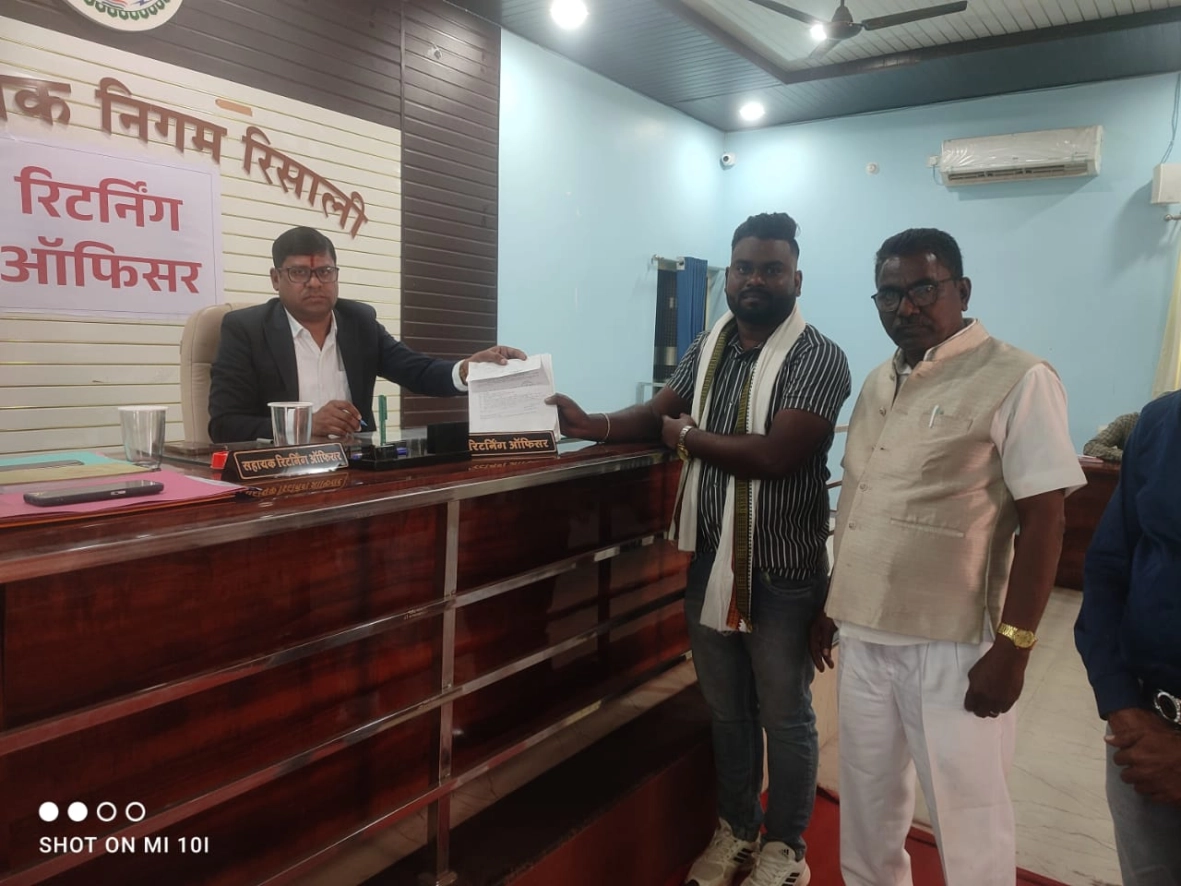 नामांकन का पहला पर्चा रिटर्निंग आफिसर राजीव कुमार पाण्डेय के पास किया गया जमा