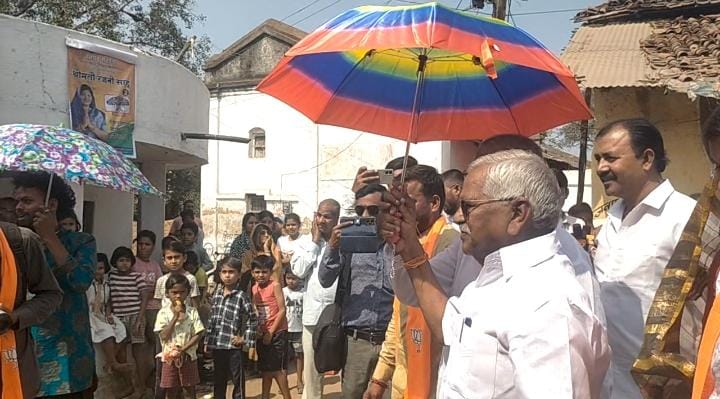 अहिवारा विधायक ने भाजपा अधिकृत प्रत्याशी जितेंद्र यादव के समर्थन में थामी छतरी, जनसंपर्क में उमड़ा जनसैलाब