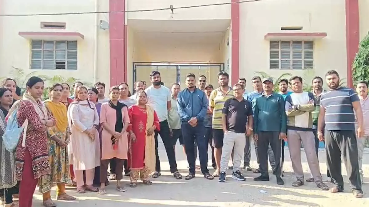 टॉयलेट विस्फोट में छात्रा झुलसी, नाराज पालकों का स्कूल के सामने हंगामा