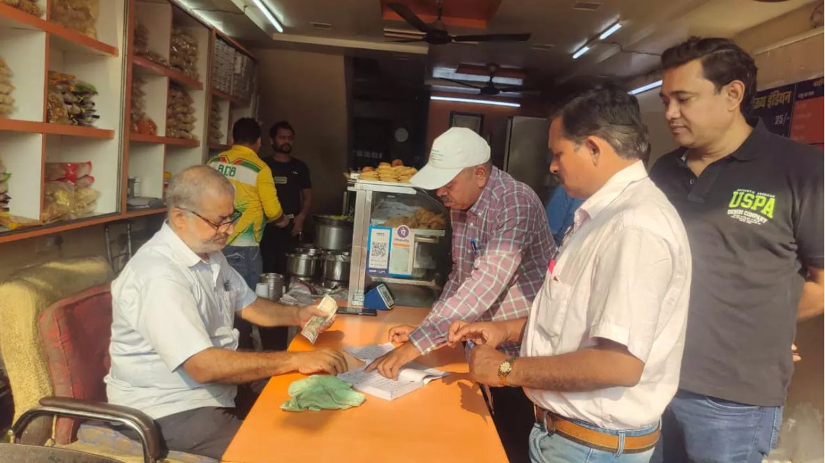 काकाजी स्वीट दुकान में गंदगी मिलने पर निगम की कार्रवाई, 2000 रुपये जुर्माना