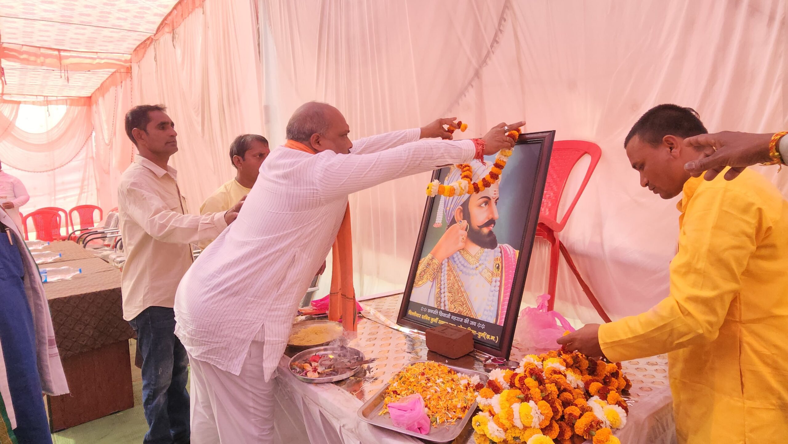 छत्रपति शिवाजी महाराज जी की जयंती पर दुर्ग ग्रामीण विधायक ललित चंद्राकर ने की पूजा-अर्चना, मूर्ति की स्थापना कर किया नमन
