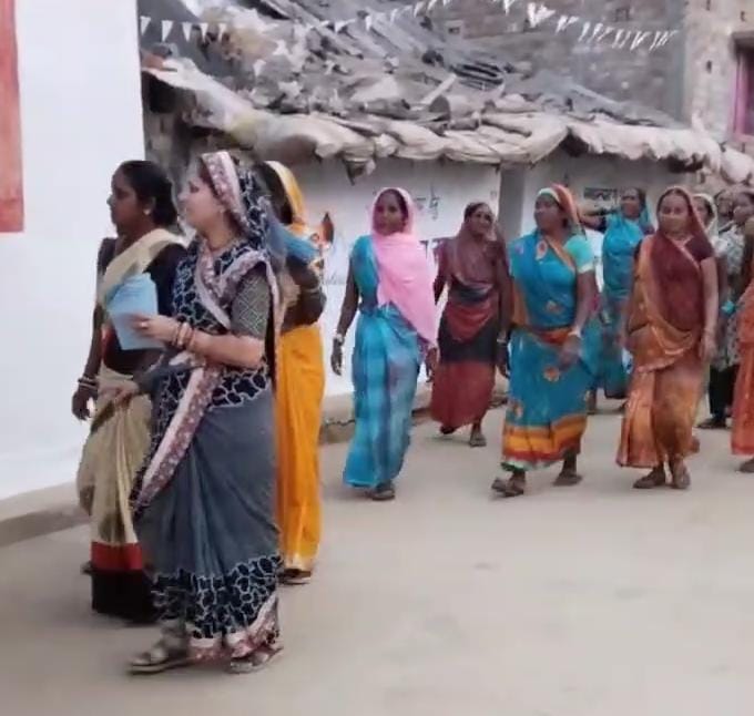 त्रिस्तरीय पंचायत चुनाव के आखिरी दिन प्रचार में जुटे उम्मीदवार, तिरियाभाट में उम्मीदवारों का डोर-टू-डोर जनसंपर्क