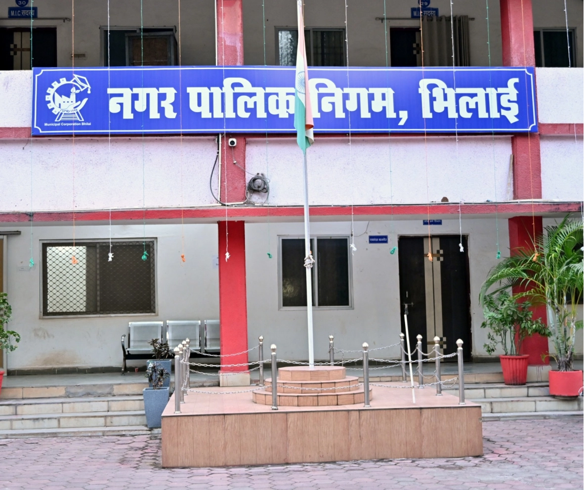 खेल मैदान पर डस्ट डालने को लेकर निगम ने किया खंडन