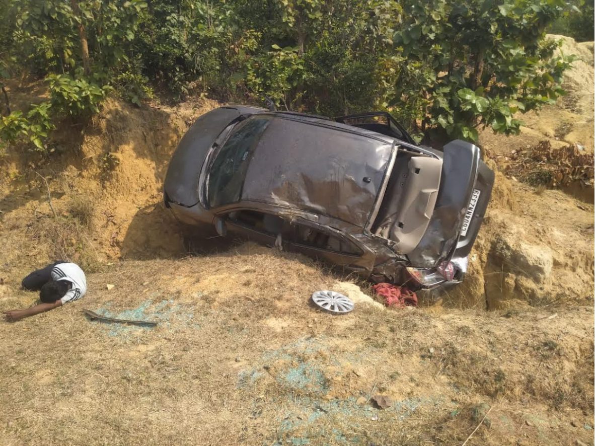 तेज रफ्तार का कहर: बेकाबू कार रेलिंग तोड़कर खाई में गिरी, 5 घायल